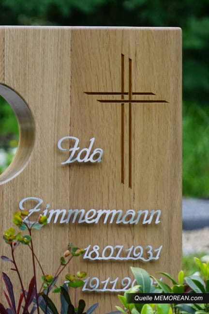 Detailansicht des Grabsteins Fichtel E 08022 von Grabholz