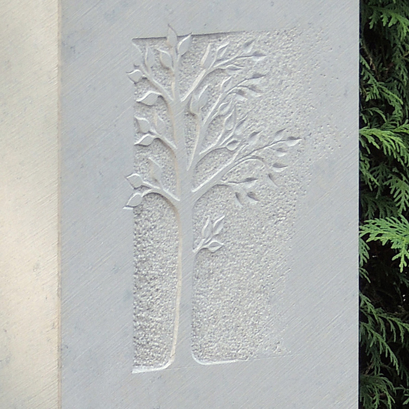 Detailansicht des Grabsteins "Lebensbaum"