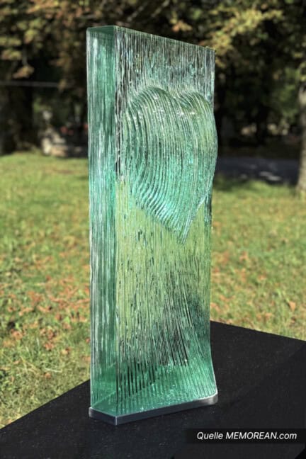 Dreiviertelansicht des Grabsteins Clear Love von Glasstone