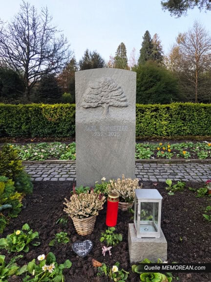 Totale des Grabsteins Eichenruh auf schönem Friedhof mit altem Baumbestand