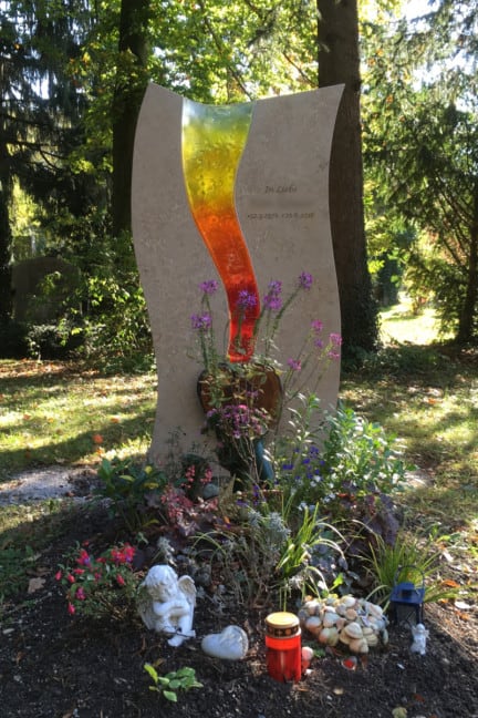 Gegenlichtansicht des Grabsteins "Flussaufwaerts" von LICHTWERK GLAS