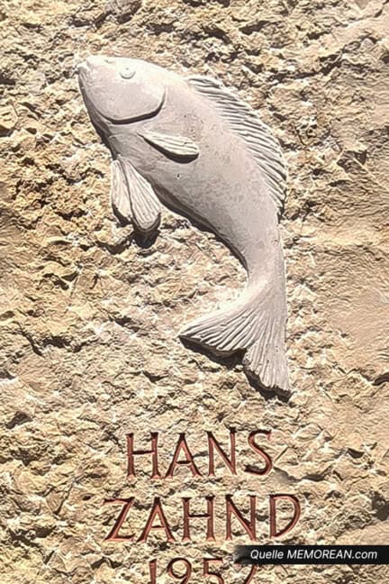Detailansicht des Grabsteins Gegen den Strom mit getönter Inschrift und handwerklichem Fischrelief