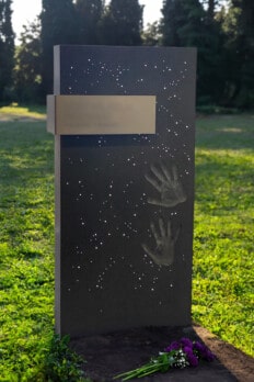 Titelbild des Grabsteins Handprint von DESIGN-GRABSTEINE