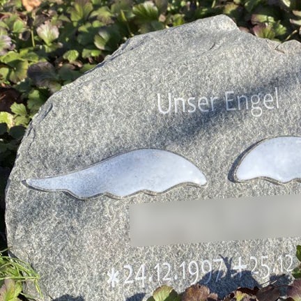 Detailansicht des Grabsteins "Kleiner Engel" von LICHTWERK GLAS