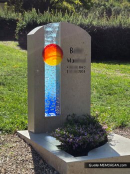 Galerieansicht des Grabsteins Meeresleuchten von LICHTWERK GLAS