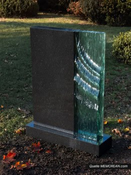 Galerieansicht des Grabsteins Rings in Water von Glasstone