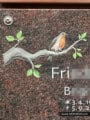 Detailansicht der Grabplatte Rotkehlchen mit koloriertem Flachrelief eines kleinen Vogels, der auf einem Ast sitzt