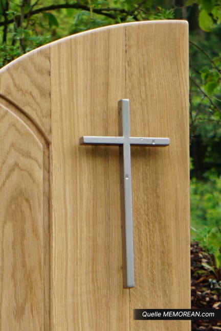 Detailansicht des Grabsteins Schwarzwald von Grabholz mit Kreuz aus Edelstahl