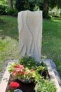 Titelbild des Grabsteins "Vom Winde verweht" von Schrade Stein Bildhauer