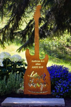 Titelbild des Grabsteins Gitarre von BOLLERMANN Grabmale